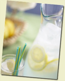 Lemonade_with_straws