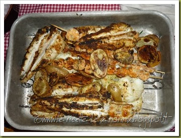 Zuppetta di pesce, pomodoro e piselli con pane tostato e polpettine di cous cous (1)