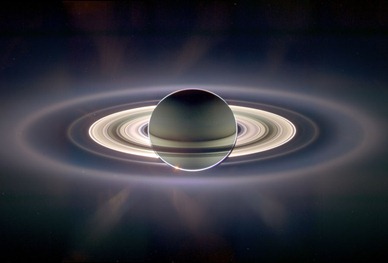 o pálido ponto azul no anel de Saturno
