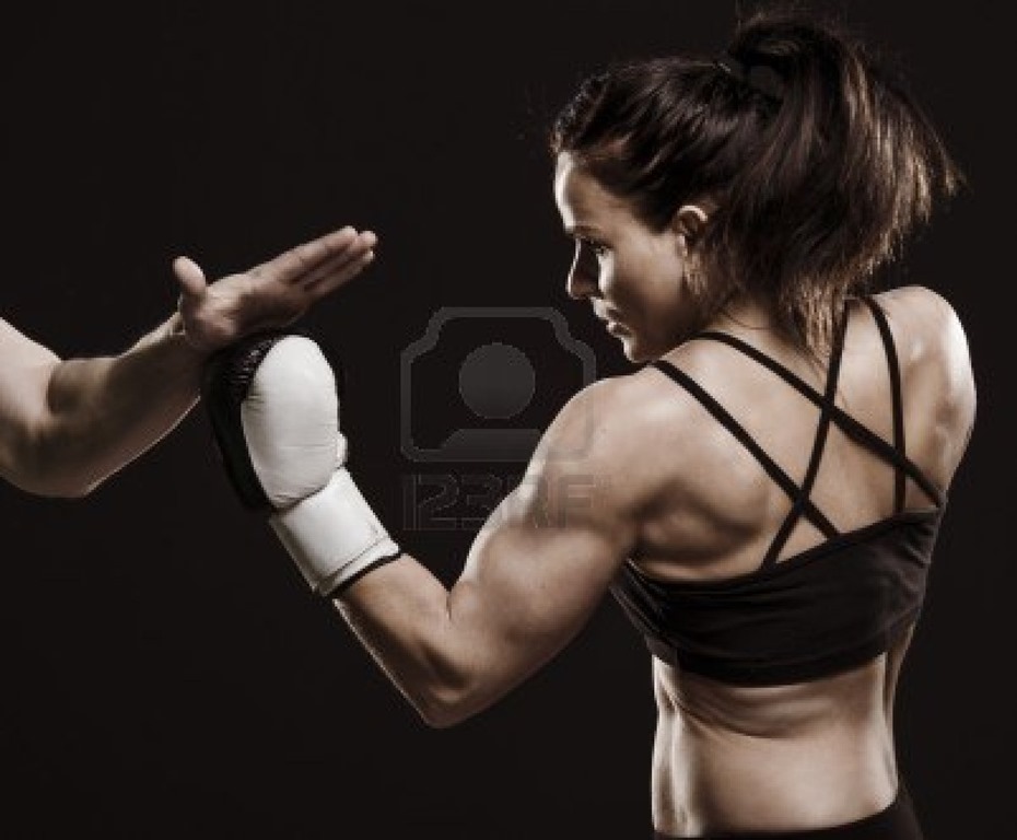 [17130061-una-foto-de-estudio-de-la-hermosa-mujer-de-fitness-entrenamiento-de-boxeo%255B2%255D.jpg]
