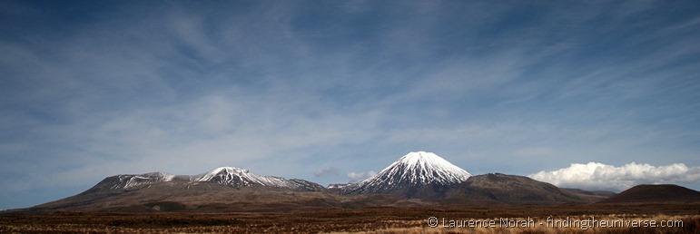 Mount Ngauruhoe (rechts) und Mt Tongariro (links).