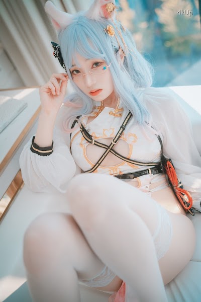 DJAWA Photo – Bambi (밤비) Le Chat Porte un Qípáo