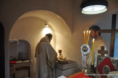 МИТРОПОЛИТ АМФИЛОХИЈЕ СЛУЖИО У МАНАСТИРУ ЋЕЛИЈА ПИПЕРСКА