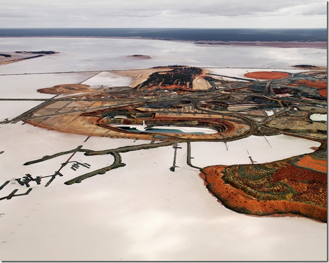 Edward Burtynsky, Silver Lake Operations #3, Lake Lefroy, 2007