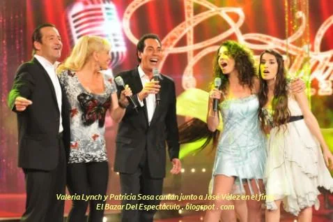 Valeria Lynch y Patricia Sosa cantan junto a José Vélez en el final..JPG