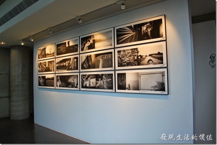 台南-白台南安平-白鷺灣 蜷尾家 經典冰淇淋的二樓以上有些展示空間，目前這裡的二樓有展出一些黑白照片。