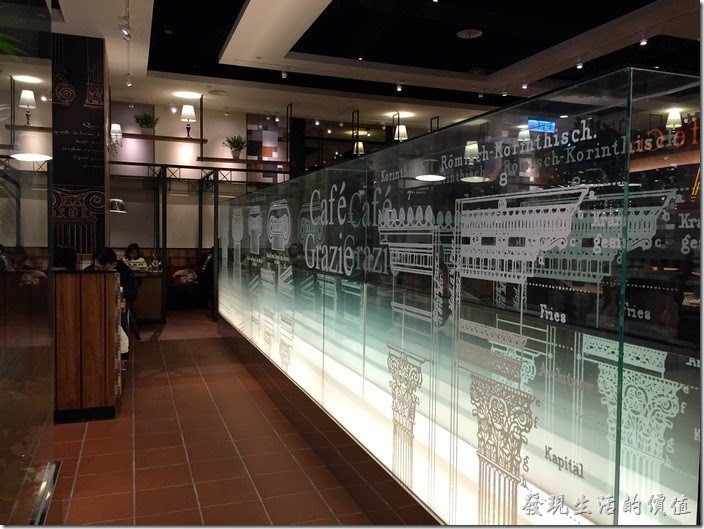 古拉爵南港中信店的中間有一道透明的屏風。