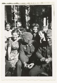 Wehrmachtsoldaten schillen aardappelen