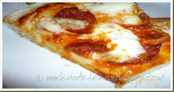 Pizza con prosciutto cotto, salame piccante e mozzarella (7)