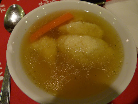 Mancare romaneasca: supa cu galusti.
