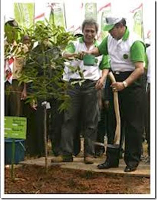 iwan fals menanam pohon bersama SBY