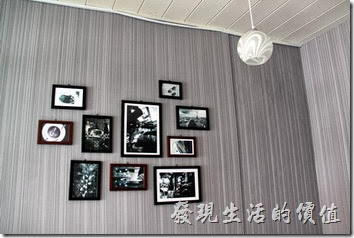 台南-帕里諾咖啡。二樓裝潢的顏色比較單調，剛好配合牆壁上的黑白照片，這裡還有一輛木頭作成的腳踏車展示品。