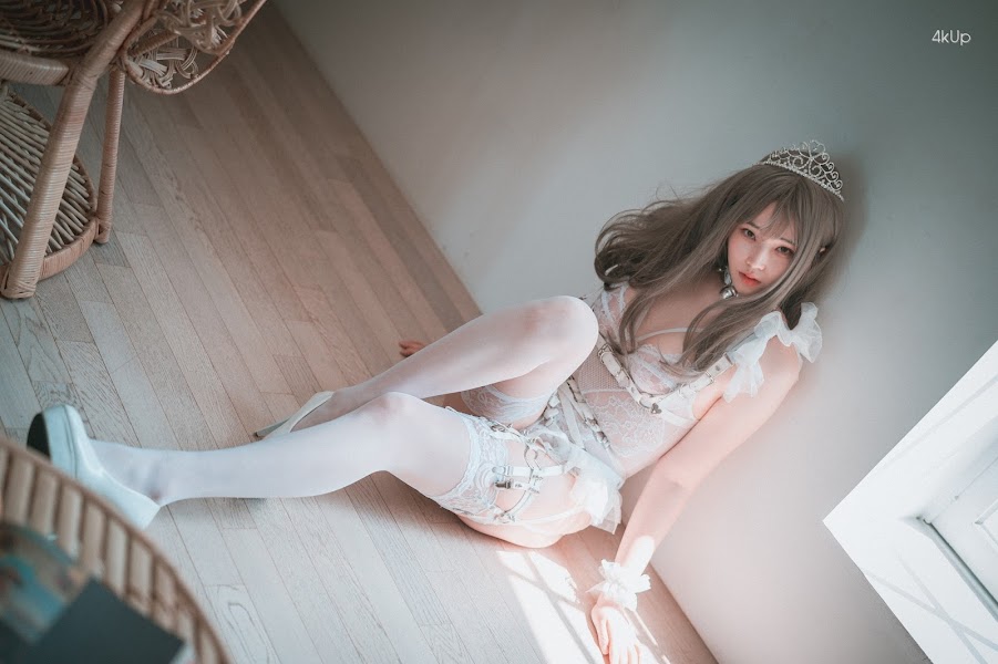 DJAWA Photo – Bambi (밤비) – “Reine de Blanc (B-side)”