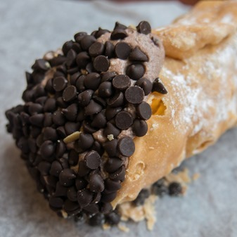 Mike's Pastry Expresso Cannoli