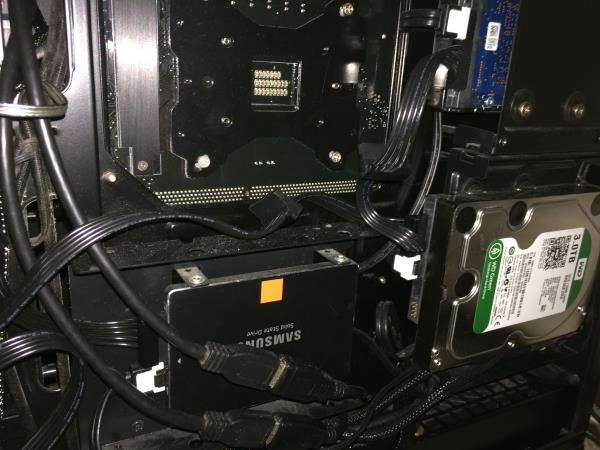 Picture of the SATA power cables connected to the two HDDs and the SSD