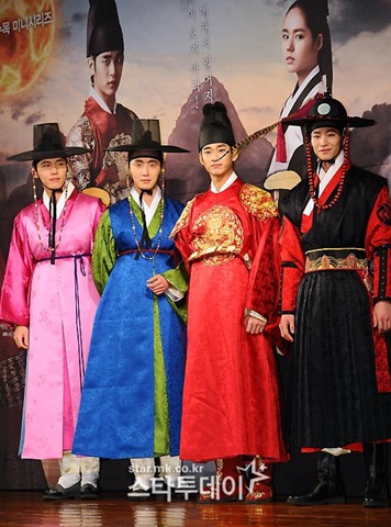 [moonpc_cast4%255B3%255D.jpg]