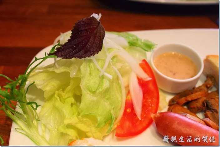 台南-PianoPiano。這生菜沙拉真的有點少的可憐，上面放了一塊紫蘇，旁邊的醬料是芝麻醬。