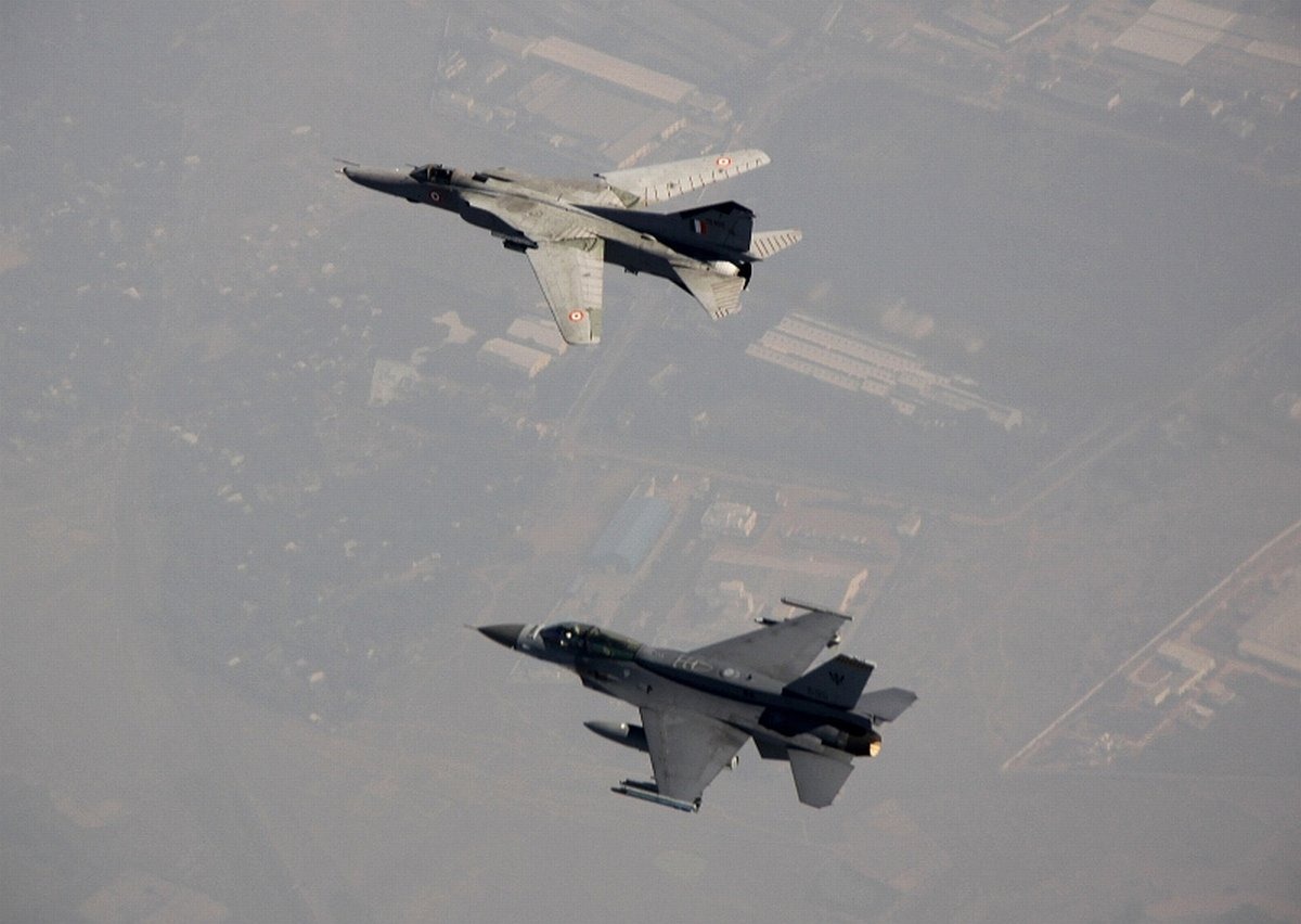 [20111216-IAF-MiG-27-SAF-F-16-012.jpg]