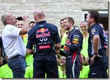 Sebastian Vettel festeggia la vittoria ad Austin