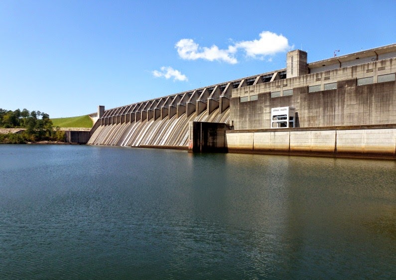 [04e---View-from-below-the-dam9.jpg]