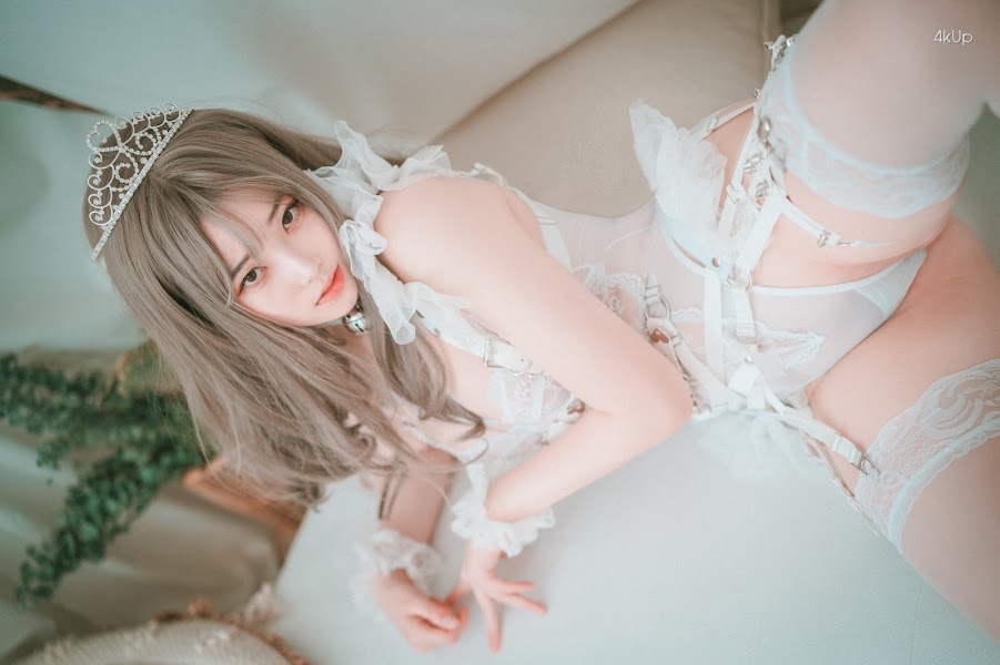 DJAWA Photo – Bambi (밤비) – “Reine de Blanc (B-side)”