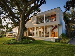 Fachada moderna casa en Barrier Island de arquitectos Sanders Pace Fachada moderna casa en Barrier Island de arquitectos Sanders Pace