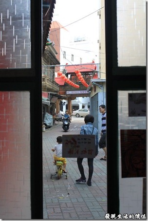 台南-甘單咖啡(老房子)。照片由咖啡館望外看的巷子，看到兩排類似光明燈的就是「開隆宮」的吊燈