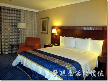 上海-齊魯萬怡大酒店。客房其實不是很大，但是感覺很溫馨，對我來說，夠活動就可以了。