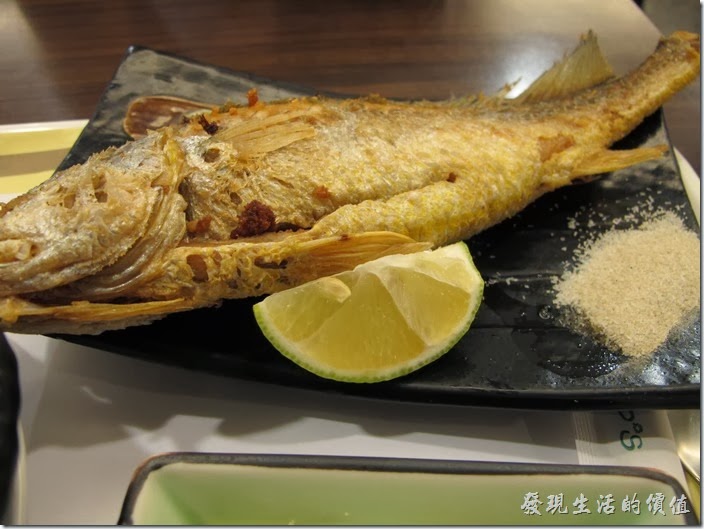 台南-碧蘿春炭索餐坊。香煎黃魚。這黃魚好大一尾，店家一點都不吝嗇，一個人吃實在有點過份的吃不完。