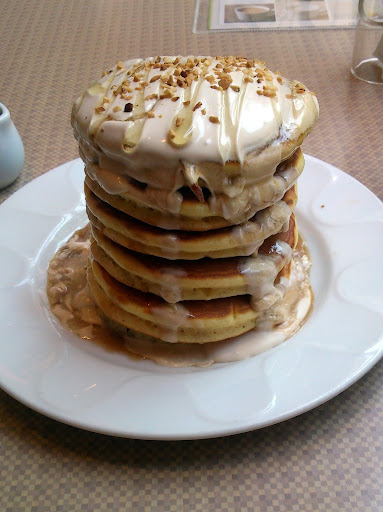 [写真]6枚重ねのタワーパンケーキ