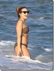 demi-lovato-bikini-0419-14-435x580