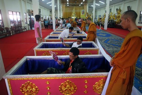 Tailandeses fazem fila para poder deitar em caixão 1