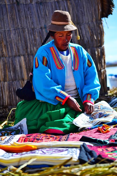  Vanzatoare suveniruri pe insulele plutitoare Uros pe lacul Titicaca