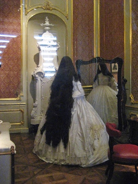 Maniquí en el Palacio de Hofburg, que representa a Sissi y su largo cabello.