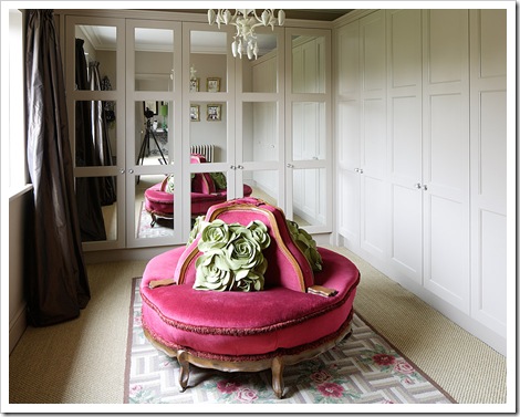 vestidor con sofa redondo tapizado fucsia