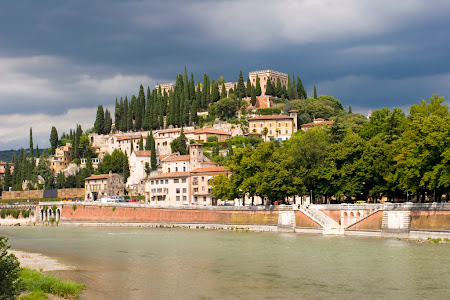 Imagini Italia: Verona pe malurile raului