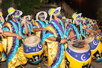 Cada agrupación se diferencia de otra, además de por el color de su vestimenta, por la forma, ritmo y sonido del toque del tambor, clave en el desfile de Llamadas / Foto: Oficina Nacional de Turismo de Uruguay.
