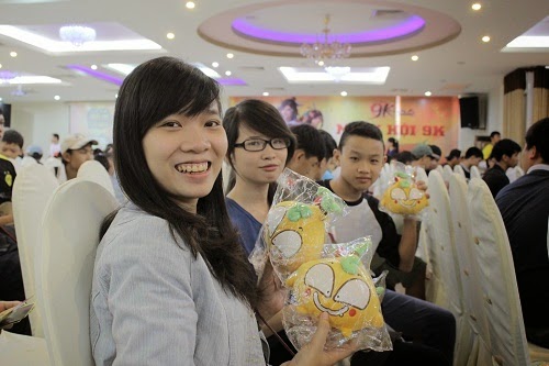 Khong it cac nu nhi cung den tham gia Ngay hoi lau hanh va nhan duoc thu bong xinh xan.JPG