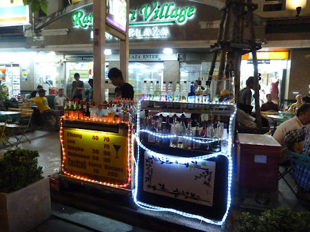 Bar cu cocktailuri pe Khao San Bangkok.JPG