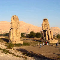 28.- Colosos de Memnon