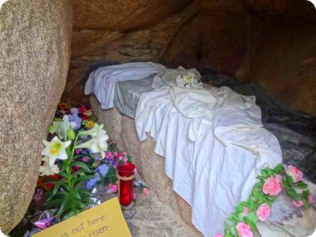 8-in-the-tomb