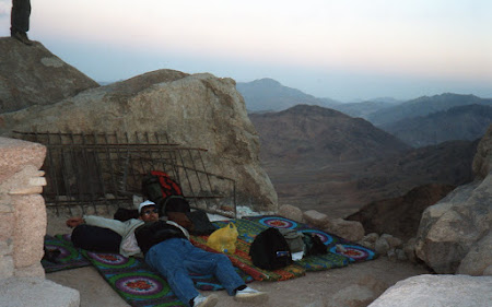 Imagini Egipt: dorm sub cerul liber pe varful Moise