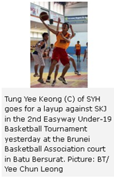 Tung Yee Keong (C) of SYH goes for a layup against SKJ in the 2nd Easyway Under-19 Basketball Tournament yesterday at the Brunei Basketball Association court in Batu Bersurat. Picture: BT/ Yee Chun Leong 