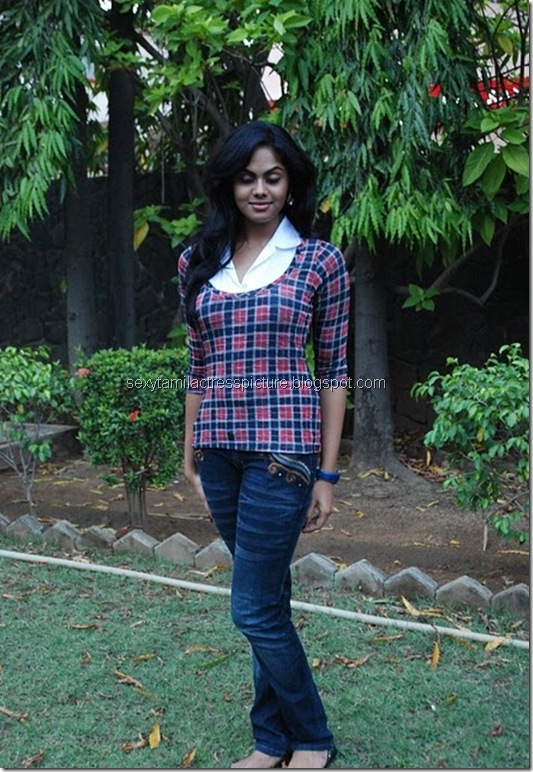 actress_karthika_nair_tight_jeans_&_tops_01