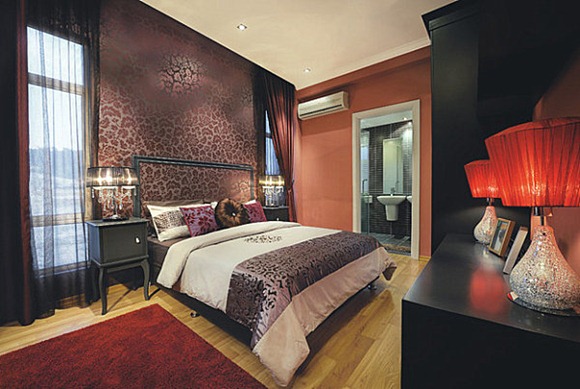Dormitorio violeta con detalles en rojo