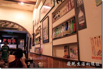 台南【酒河豚】居酒屋的店內裝潢。