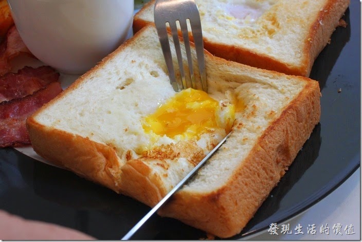 台南-看見咖啡(Vedere)早午餐。仔細一看，發現這晨光早午餐的法國的吐司上面有玄機，居然在中間挖了一個洞然後打了一顆蛋黃在裡面下去烘烤，吃的時候把土司切開，裏頭的蛋黃會流出來，沾著滑順的蛋黃雨麵包一起食用，有蛋香也有麵包香，如果有不敢吃未熟蛋的朋友可能要注意。