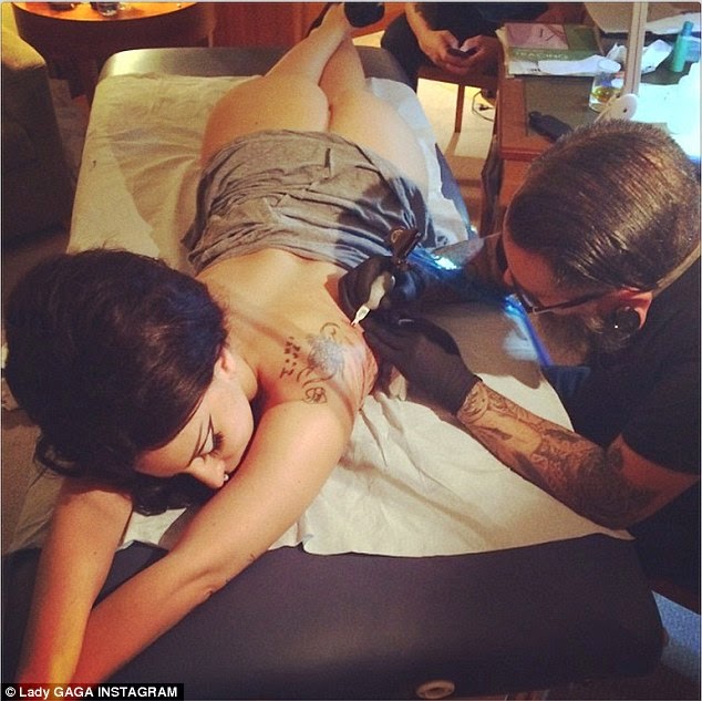 634px x 633px - Lady Gaga shows off her butt while getting massive claw tattoosâ€¦ â—‹.â—‹ |  oshokay's blog