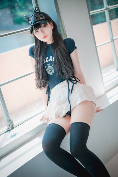 DJAWA Photo – Jeong Jenny (정제니) Classic Athletic Girl in Navy Blue