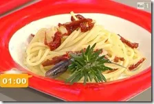 Spaghetti con burro, acciughe e pomodori secchi